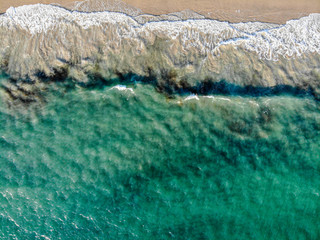 Obraz na płótnie Canvas Luftaufnahme vom meer von oben auf den strand mit wellen