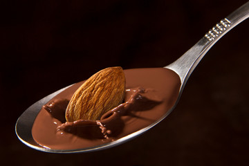 almendra con chocolate