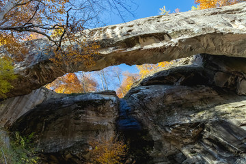 Fototapeta na wymiar Hanging rock in the mountains. Autumn photo of nature.