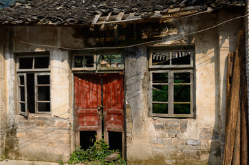 Fototapeta na wymiar Abandoned house in ruins in rural village of Fuli near Yangshuo China