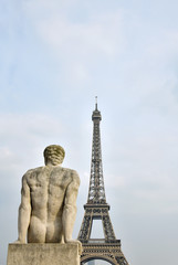 Fototapeta na wymiar Statue in Paris and the Torre Eiffel