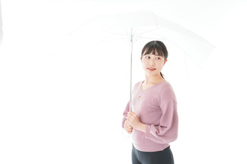 傘をさす若い女性