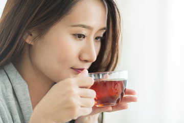 若い女性　お茶