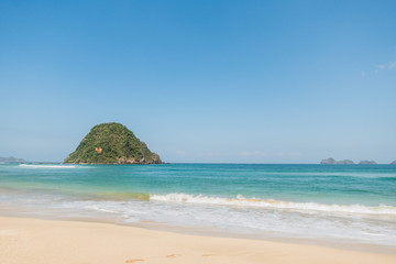 Obraz premium View of nice tropical island from empty sandy beach