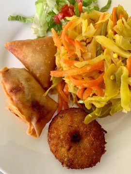 Salade, achards, samoussas et bonbon piment, Reunion 
