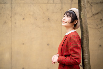 レトロな服を着た女性