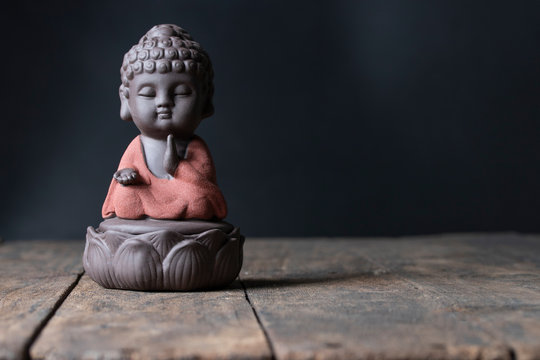 buddha image sit on lotus blessing prayer