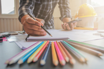 The engineer is giving advice and consulting with the designer to find out the construction site...
