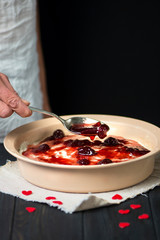 vanilla banana pie cheesecake with raspberry jam