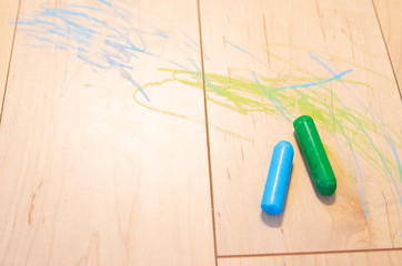 床に残った子供の落書き