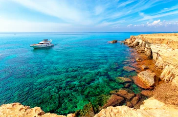 Gordijnen Luxejacht op zeegrotten in de buurt van Kaap Greko (Capo Greco) van Ayia Napa en Protaras op het eiland Cyprus, Middellandse Zee. © Vladimir Sazonov