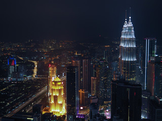Fototapeta na wymiar クアラルンプールタワーからペトロナスツインタワーを望む夜景 Night view of Petronas Twin Towers from Kuala Lumpur Tower