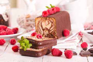 Marble cake with raspberries.