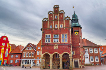 Obraz premium Historische Häuser und Rathaus auf dem Marktplatz in Meppen