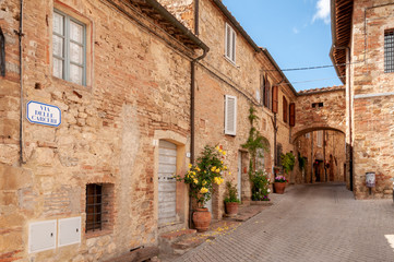 Fototapeta na wymiar Murlo, ein keines idyllisches Dorf in der Nähe von Siena
