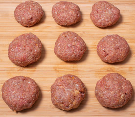 Hackfleisch Frikadellen zu runden Fleischklößchen zubereitet fürs Kochen