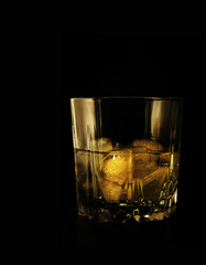 drink w szklance z lode na czarnym tle
