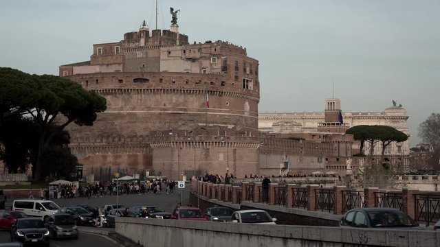 Castel Sant&rsquo;Angelo Roma, Italia. Castel Sant'Angelo, Mausoleo di Adriano, con traffico in timelapse.