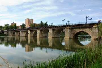 Naklejka premium An old bridge reflected on the river