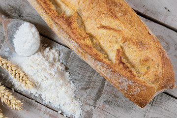 baguette de pain sur une table en bois