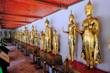 Rangée de bouddhas debouts