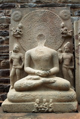 Defaced Buddha statue inside Stupa 1, Sanchi, Madhya Pradesh, India. 
