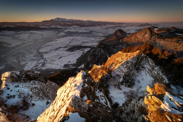 Pieniny Mountains winter view from Trzy Korony Peak, Poland © PawelUchorczak