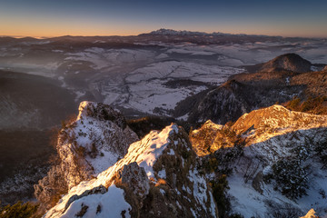 Pieniny Mountains winter view from Trzy Korony Peak, Poland © PawelUchorczak