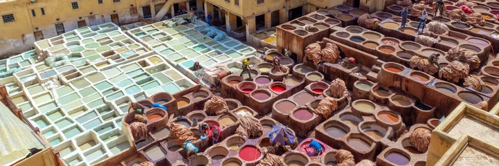 Fotobehang Luchtfoto van de kleurrijke leerlooierijen van Fez, Marokko © Delphotostock