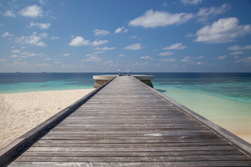 Fototapeta premium molo z widokiem na morze, drewniany most na jednej z wysp na Malediwach