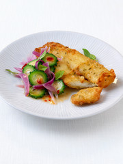 Paniertes Tilapia Fischfilet mit Salat