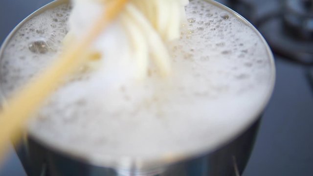 japanese food　&rdquo;udon"   Cooking process 煮立つうどん