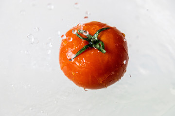 Pomidor z kroplami wody, deszczu