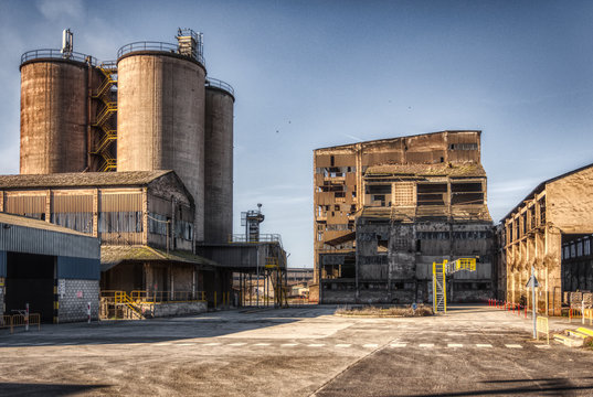 Fabrica abandonada, la fachada se esta desprendiendo