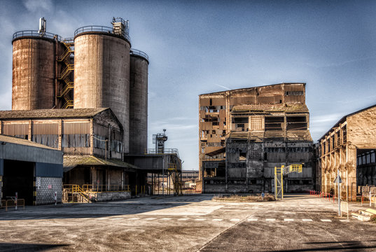 Fabrica abandonada, la fachada se esta desprendiendo