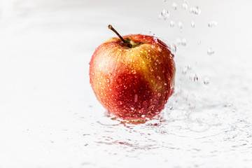 Jabłko i woda © andsko