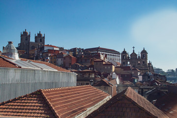 Catedral de Oporto e Iglesia de San Lorenzo desde el museo de la Misericordia de Oporto, Portugal.