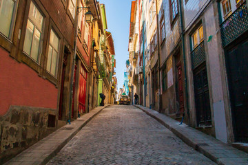 Fototapeta na wymiar La calle de atrás (portugués: rúa de trás) en Oporto. Una calle típica de la ciudad, estrecha, adoquinada y con una gran pendiente.