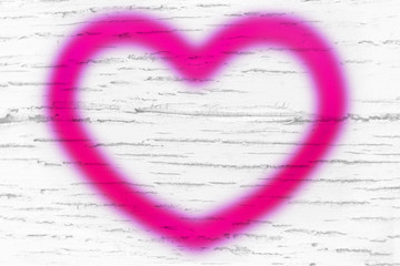 graue Holzplanke mit Herz in pink