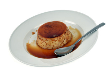 Flan aux œufs et caramel dans une assiette