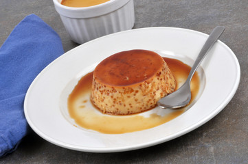 Flan aux œufs et caramel dans une assiette