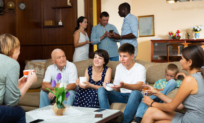Obraz premium Friendly family meeting
