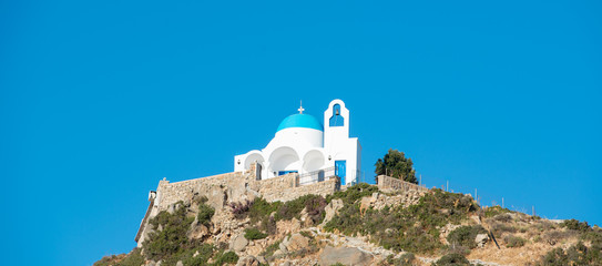 Blau weiße Kirche auf der Vulkaninsel Nisyros am Ägäischen Meer Griechenland