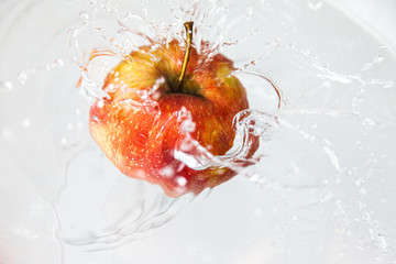 Jabłko wpadające do wody, water splash