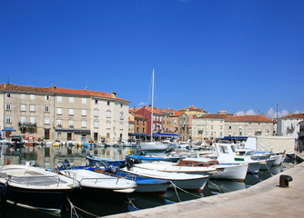Fototapeta na wymiar cozy old port of Cres, Croatia