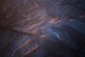 朝焼けに染まる雪山の山肌