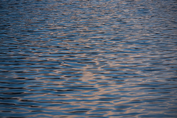 朝焼けを反映する水面