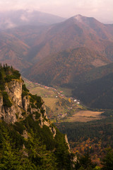 Obraz premium A picturesque village in a valley between mountains on autumn