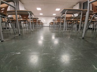 Salle de classe vide endroit ou il y a des cours et des conférence avec un proffesseur d'école...