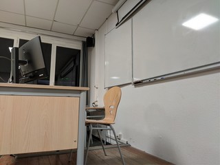 Salle de classe vide endroit ou il y a des cours et des conférence avec un proffesseur d'école...